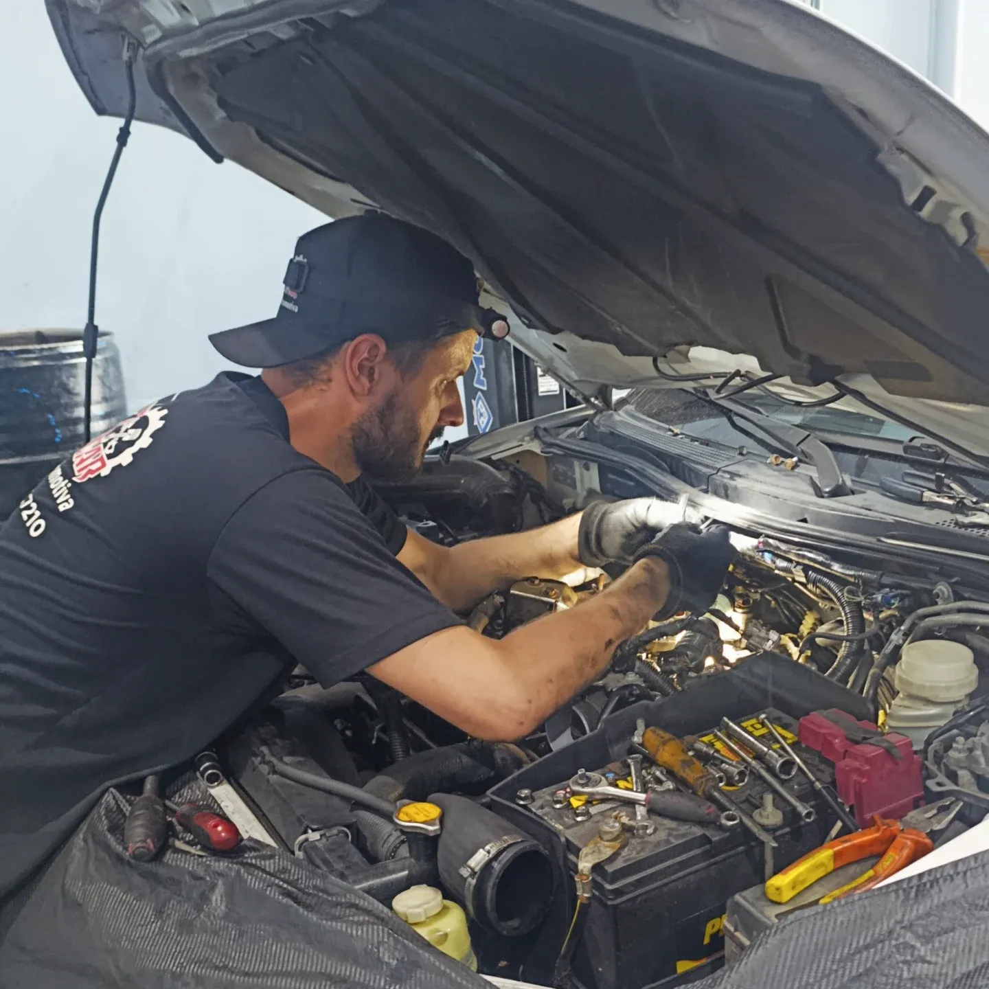 Mecânico da RTcar trabalhando no motor de um carro